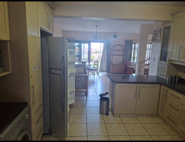 3 BEDROOM DUPLEX FOR SALE IN UVONGO BEACH